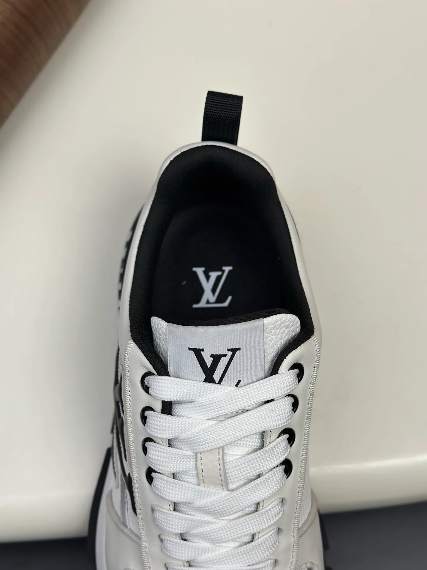 [L Family] Top P: 840💰 Size: 39-44 (38.45 can be customized) Lujia new color matching men's 🧍‍♂️trainer sneakers, this LV Trainer sneaker is made of soft grained calfskin, showing pure colors, the brand was born in 1854, the designer's handwritten brand logo is embellished on one side, virgil Designed by abloh himself, it is a very commemorative sneaker, the new LV Louis Vuitton trainer sneaker low casual sports culture versatile basketball shoes